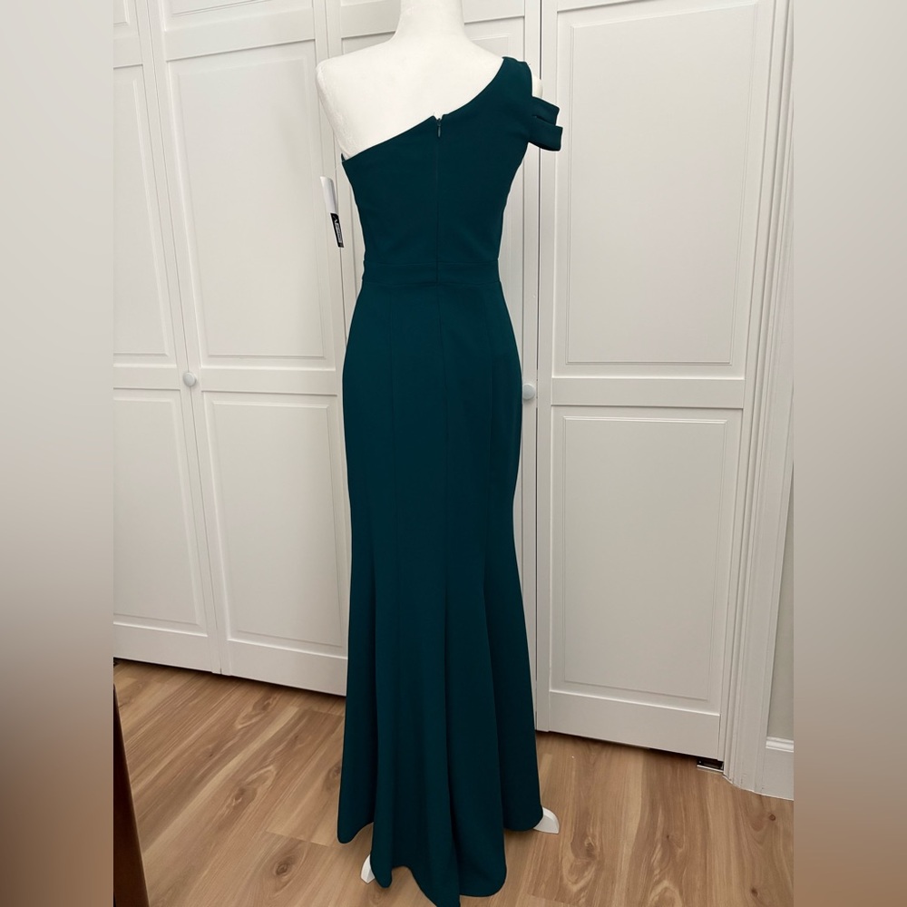 🆕 XSCAPE one shoulder gown in emerald green - Picture 3 of 6